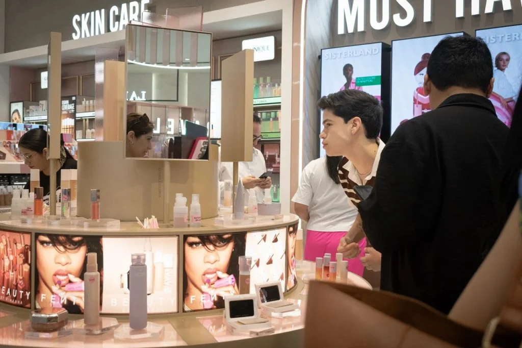 Falabella presenta su segundo Glow Bar en Miraflores