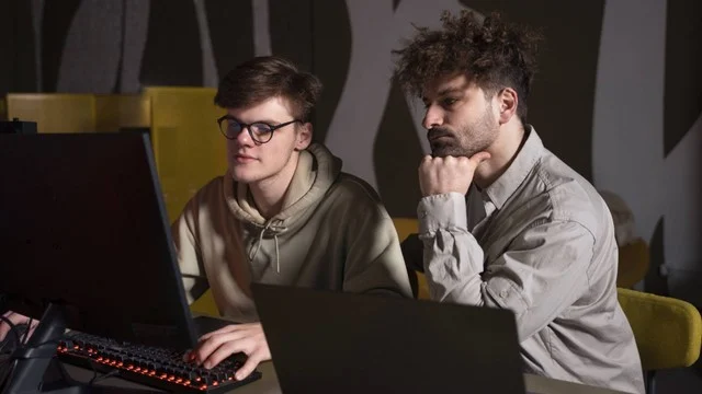 Cuatro cursos gratuitos en línea para formarte en programación y conseguir empleo