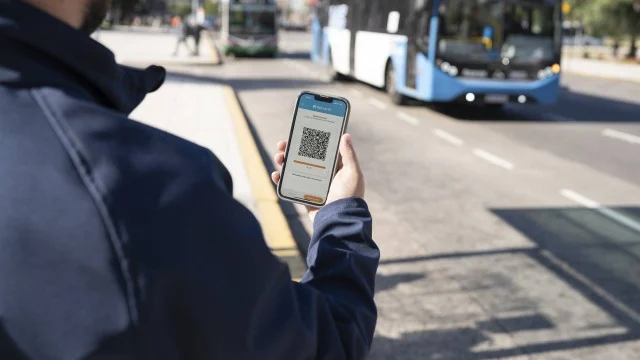 Bancos y Billeteras Luchan por el Futuro de los Pagos en el Transporte Público
