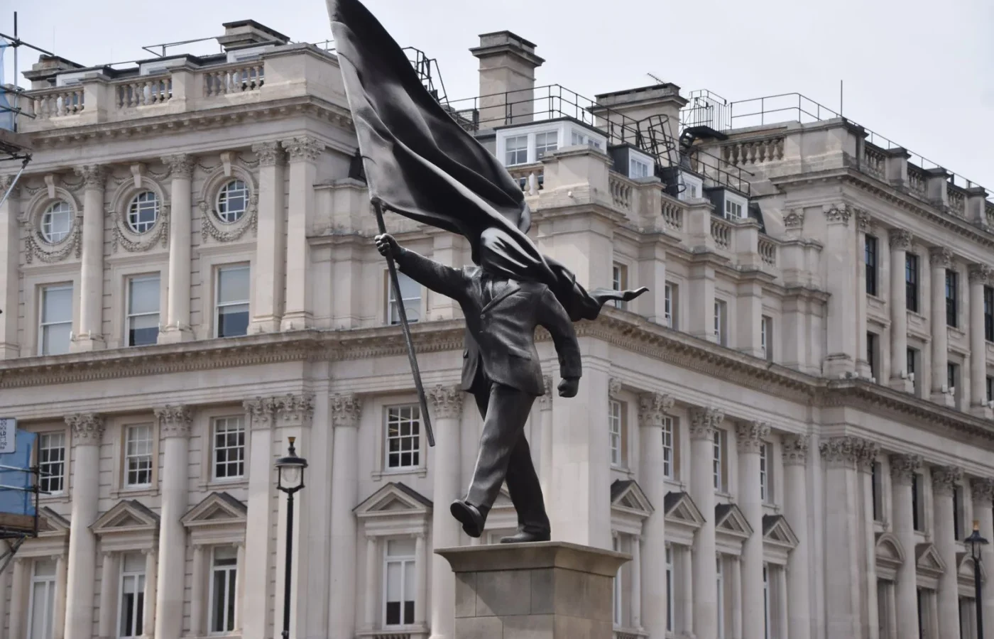 Nueva estatua de Banksy sorprende en Londres: un hombre trajeado cegado por…