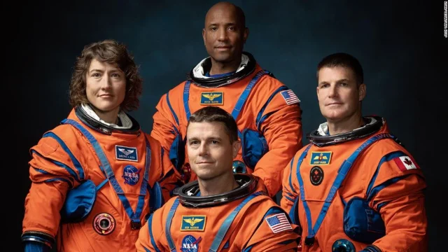 NASA presenta a los cuatro astronautas que volverán a orbitar la Luna tras medio