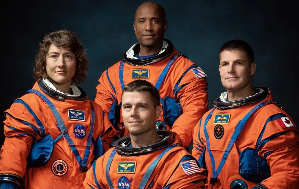 NASA presenta a los cuatro astronautas que volverán a orbitar la Luna tras medio