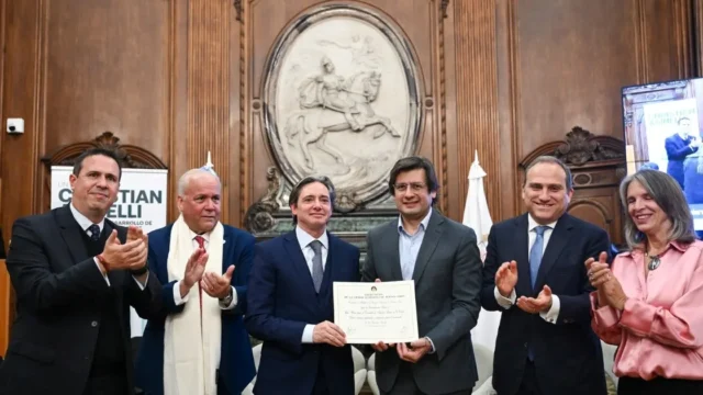 Buenos Aires distinguió un libro que traza una hoja de ruta para el desarrollo. Fotografía editorial relacionada con Buenos Aires distinguió libro traza. publicada en Posicionamien