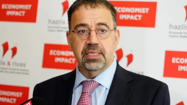Daron Acemoglu y el desafío de usar la Inteligencia Artificial sin perder. Fotografía editorial relacionada con Inteligencia Artificial y conocimiento humano. publicada en Posicion