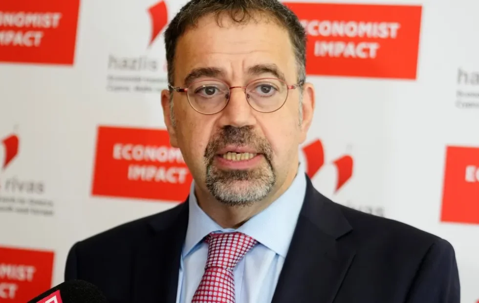 Daron Acemoglu y el desafío de usar la Inteligencia Artificial sin perder. Fotografía editorial relacionada con Inteligencia Artificial y conocimiento humano. publicada en Posicion