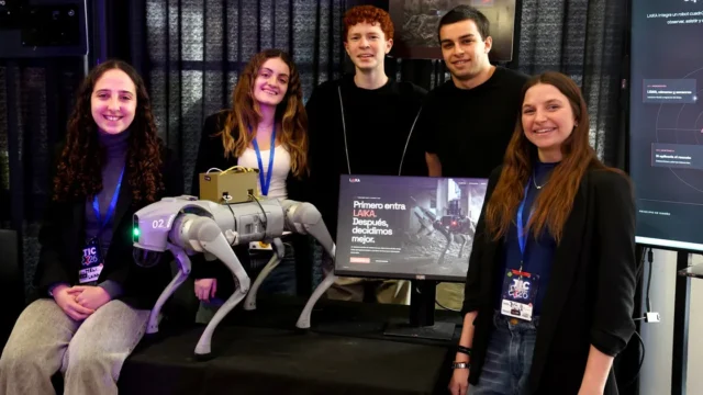 Estudiantes argentinos crean perro robot con IA para rescates en incendios. Fotografía editorial relacionada con perro robot con inteligencia artificial. publicada en Posicionamien