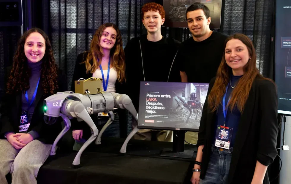 Estudiantes argentinos crean perro robot con IA para rescates en incendios. Fotografía editorial relacionada con perro robot con inteligencia artificial. publicada en Posicionamien
