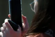 Francia fija mayoría de edad digital y reabre el debate global sobre redes y menores. Imagen destacada sobre mayoría de edad digital. publicada en Posicionamiento Web