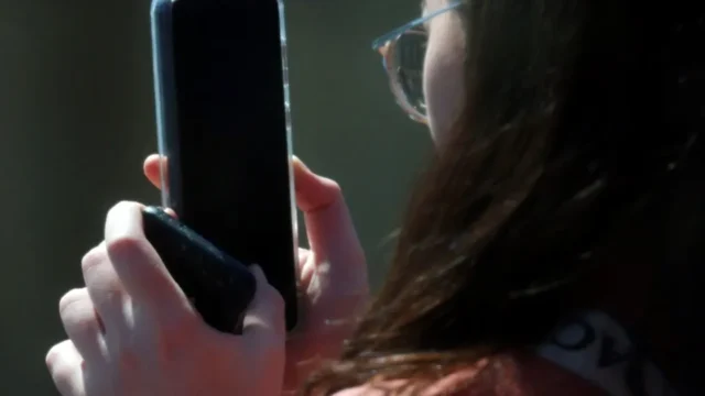 Francia fija mayoría de edad digital y reabre el debate global sobre redes y menores. Imagen destacada sobre mayoría de edad digital. publicada en Posicionamiento Web