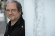 Hiperconexión y malestar: qué revela Martín Kohan sobre la vida digital. Imagen destacada sobre hiperconexión y malestar. publicada en Posicionamiento Web