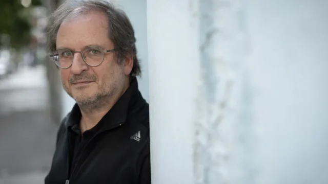 Hiperconexión y malestar: qué revela Martín Kohan sobre la vida digital. Imagen destacada sobre hiperconexión y malestar. publicada en Posicionamiento Web