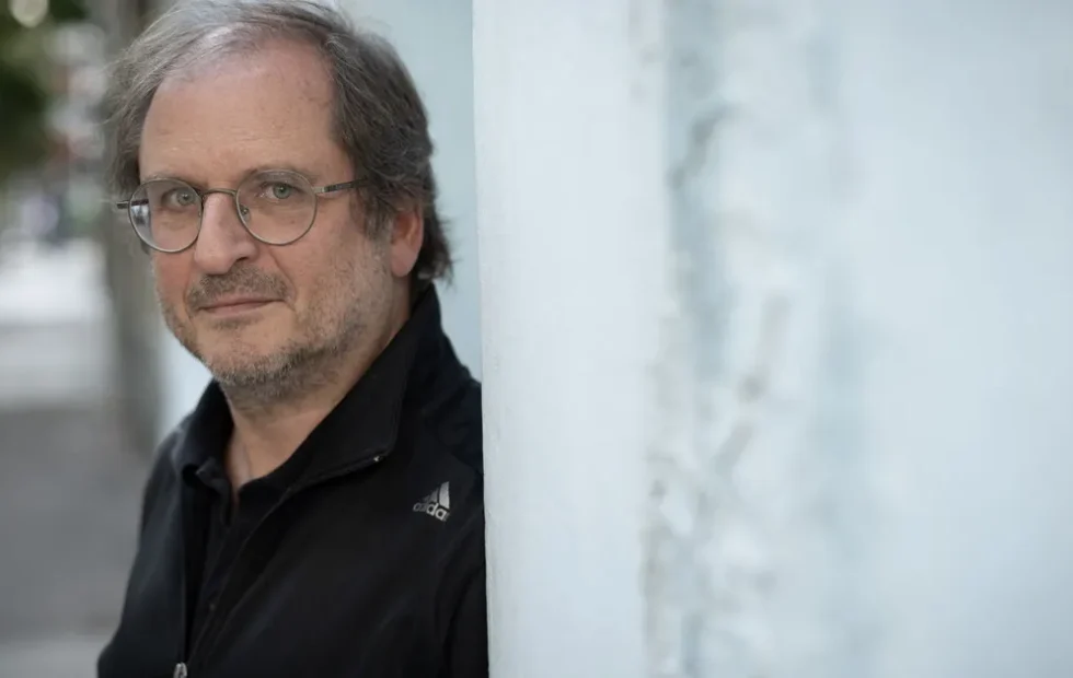 Hiperconexión y malestar: qué revela Martín Kohan sobre la vida digital. Imagen destacada sobre hiperconexión y malestar. publicada en Posicionamiento Web