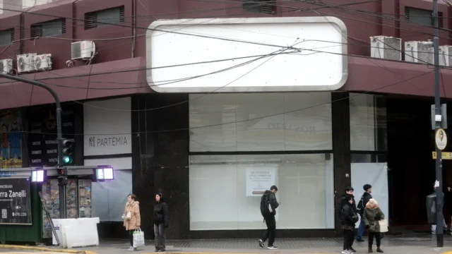 Locales comerciales vacíos en Buenos Aires: causas, tendencias y oportunidades. Fotografía editorial relacionada con locales comerciales vacíos Buenos Aires. publicada en Posiciona