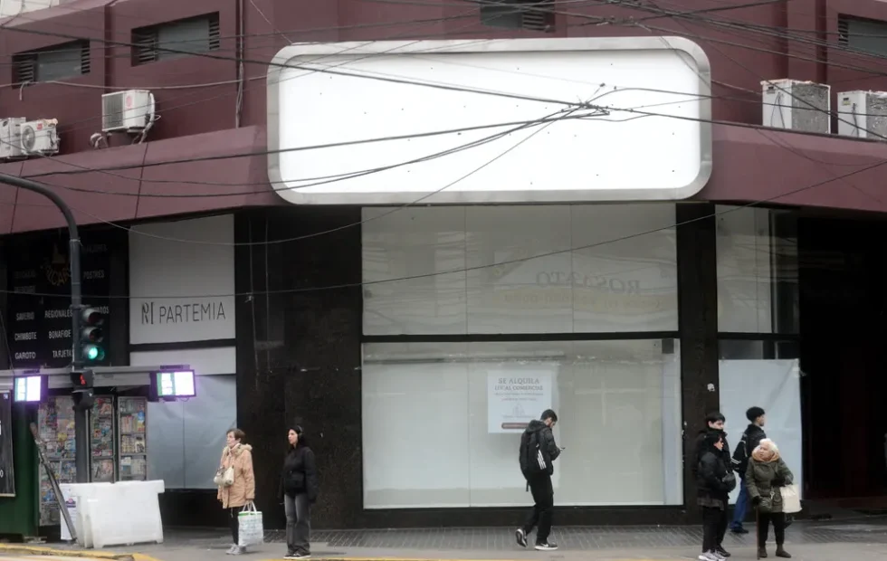 Locales comerciales vacíos en Buenos Aires: causas, tendencias y oportunidades. Fotografía editorial relacionada con locales comerciales vacíos Buenos Aires. publicada en Posiciona